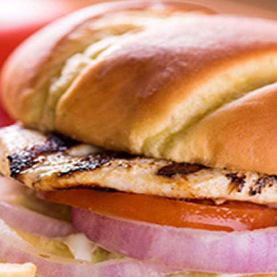 برجر دجاج على الفحم